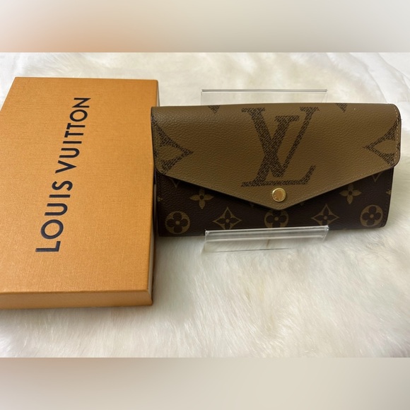 LOUIS VUITTON
Reverse Monogram Sarah Wallet - Picture 8 of 9